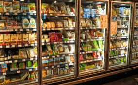 Как и почему опасные и некачественные продукты оказываются на полках магазинов?