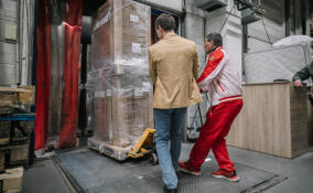 Мариуполь получил 12 тысяч рулонов современных виниловых обоев из Ленобласти