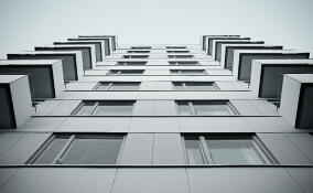 Трехлетняя девочка выпала из окна второго этажа в Волхове