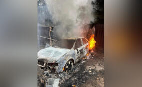 «Ауди» врезался в забор в Мичуринском и загорелся