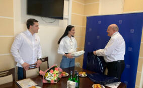 Родители тройняшек из Ленобласти получили жилищный сертификат на 3 млн рублей