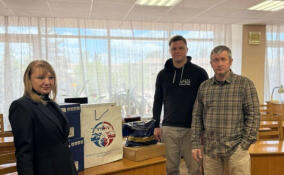 Комтранс Ленобласти передал Енакиевской библиотеке около 500 книг, лампы и канцтовары