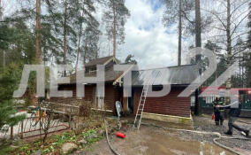 В Вырице тушили крышу церковной лавки