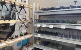 Александр Дрозденко передал на фронт партию беспилотников, выпущенных в Ленобласти