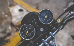 Два подростка на питбайке врезались в иномарку в Ленобласти