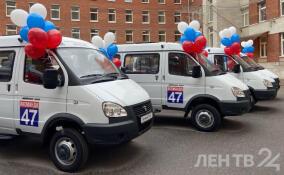 Пяти многодетным семьям из Ленобласти вручили ключи от микроавтобусов
