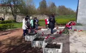 К памятнику советским воинам в эстонской Нарве несут цветы