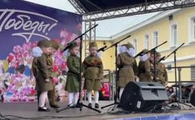 В Тихвине выступают воспитанники детсадов и школьники