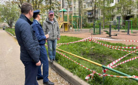 Грунт обрушился после аварии на сетях водоотведения в городе Тельмана