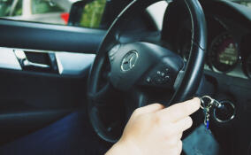 В Петербурге автоледи использовала права, подаренные друзьями на день рождения