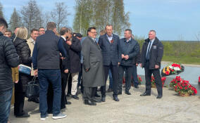 Александр Дрозденко возложил цветы к мемориалу «Разорванное кольцо»