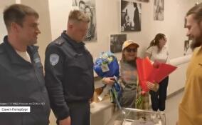Петербургские госавтоинспекторы навестили в роддоме младенца, которому помогли появиться на свет по дороге в больницу