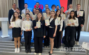 Ученикам медкласса в Гатчине выдали сертификаты о получении профессии младших медсестер и медбратьев