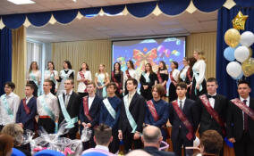 Александр Дрозденко поздравил выпускников школ Ленобласти с Последним звонком