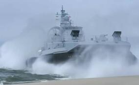Малые десантные корабли провели боевые учения в Балтийском море