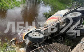 Водитель погиб при падении бетономешалки с моста под Приозерском