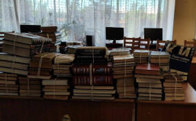 Ленобласть передала Енакиево книги и канцтовары