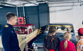 Сотрудники СК организовали для детей экскурсию по музею ретроавтомобилей