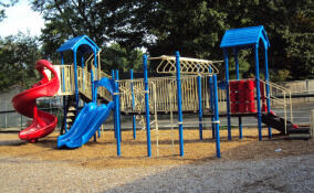 Шестилетний мальчик получил серьезные травмы после падения с горки в Аннино