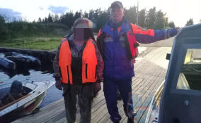 Спасатели помогли потерявшейся на лодке женщине на Ладоге