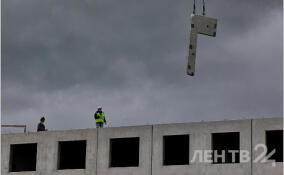 Рабочий разбился насмерть при падении с высоты пятого этажа в Новоселье