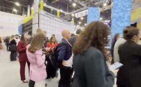 На ПМЭФ-2025 выстроилась огромная очередь за футболками с цитатой Лаврова