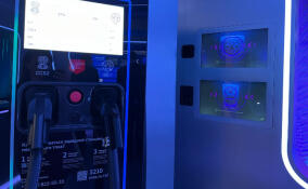 На ПМЭФ-2025 представили разработанную в РФ зарядную станцию для электромобилей