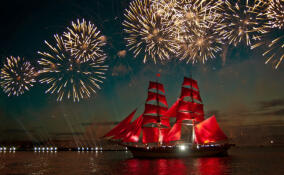 С Дворцового моста перед «Алыми парусами» убирают контактную сеть