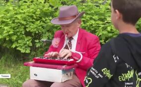 Уличный артист из Тихвина 15 лет радует прохожих своим творчеством