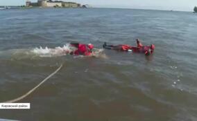 Спасатели Ленобласти показали, как приходят на помощь терпящим бедствие на водоемах