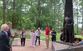 Губернатор Ленобласти посетил Братское кладбище в Тихвине