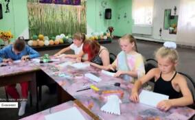 В Енакиевском доме культуры прошел мастер-класс «Ромашки для родных»