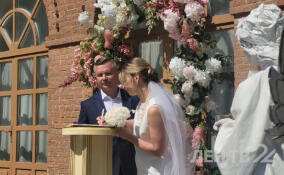 Две пары сыграли свадьбу в усадьбе «Приютино»