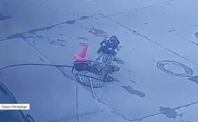 Прокуратура организовала проверку по факту падения ребенка в открытый люк в Петербурге