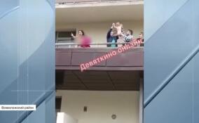 В Мурино голая женщина бросила ребенка на козырек парадной