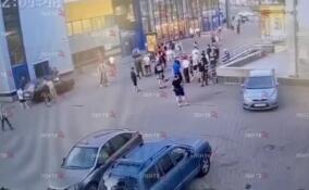 Подростки устроили драку со стрельбой из пиротехники у метро «Проспект Просвещения»