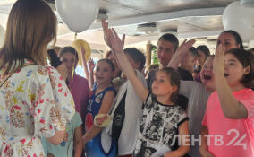 Подопечные благотворительных фондов из Петербурга отправились на водную прогулку