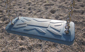 Школьник оказался в коме после падения с качелей в деревне Мозолево