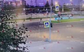 Велосипедист попал в реанимацию после столкновения с байкером на севере Петербурга – видео