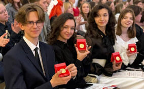 Более 900 выпускников в Ленобласти получили аттестаты с отличием