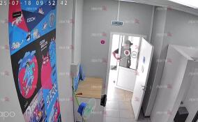 Житель Новосаратовки угрожал канцелярским ножом сотруднице пункта выдачи маркетплейса