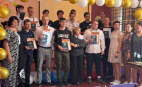 Представители ЕМЗ лично вручили дипломы выпускникам пяти техникумов Енакиево