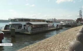 Новый электроход «Стрельна» вышел в акваторию Невы