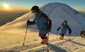 Шесть ветеранов СВО на протезах ног совершили восхождение на Эльбрус