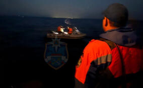 Спасатели помогли заблудившимся отцу с сыном вернуться с Ладожского озера