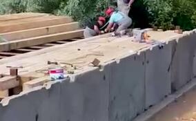 В деревне Порицы ремонтируют мост через Славянку