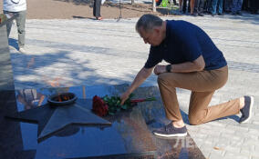 Александр Дрозденко возложил цветы к монументу в Приозерске