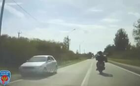 В Тосненском районе с погоней задерживали пьяного байкера без прав – видео