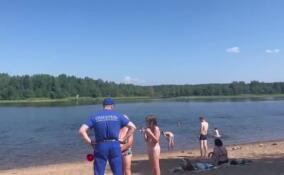 Спасатели продолжают патрулировать пляжи Ленобласти