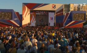 Звёзды эстрады выступают в Киришах в честь 98-летия Ленобласти